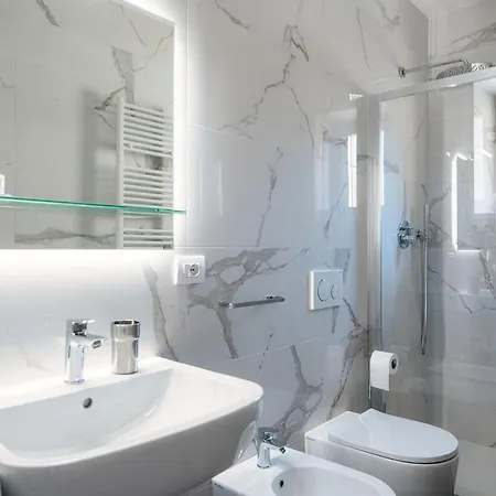 The Bell Tower - Center 아파트 *